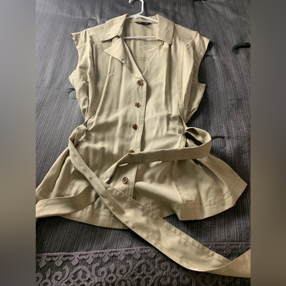 Banana Republic Sleeveless Belted Blazer Jacket in Light Beige - Picture 9 of 16